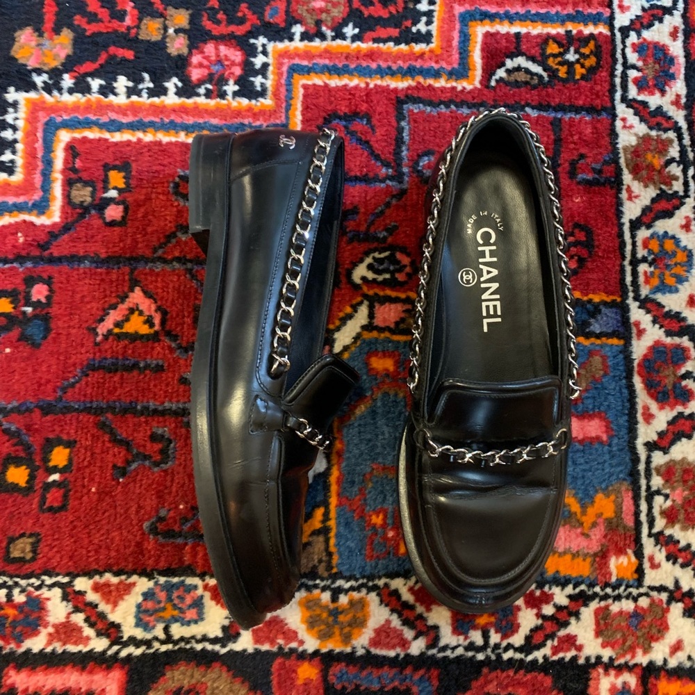 CHANEL Black Leather Chain Trim Loafers